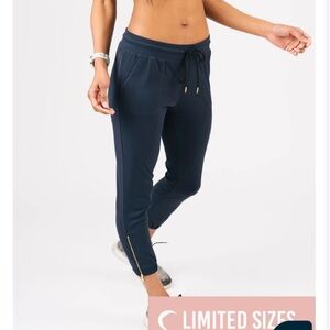 Zyia navy peak zipper joggers (short) 24"